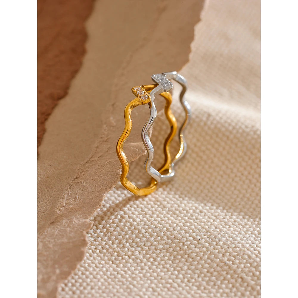 Cubic zirconia minimalist geometric ring in gold-plated stainless steel with cubic zirconia.
