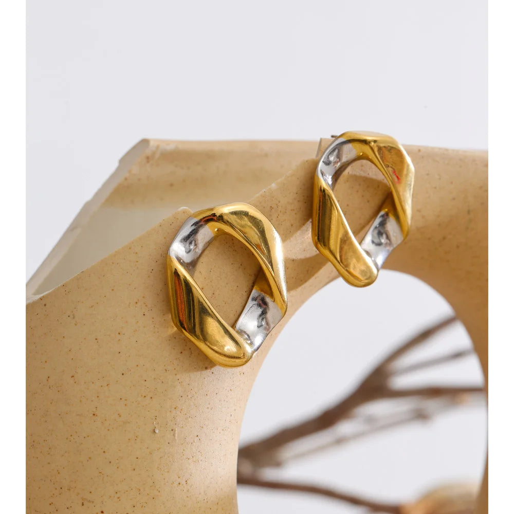 Geometric earrings in gold-plated stainless steel.