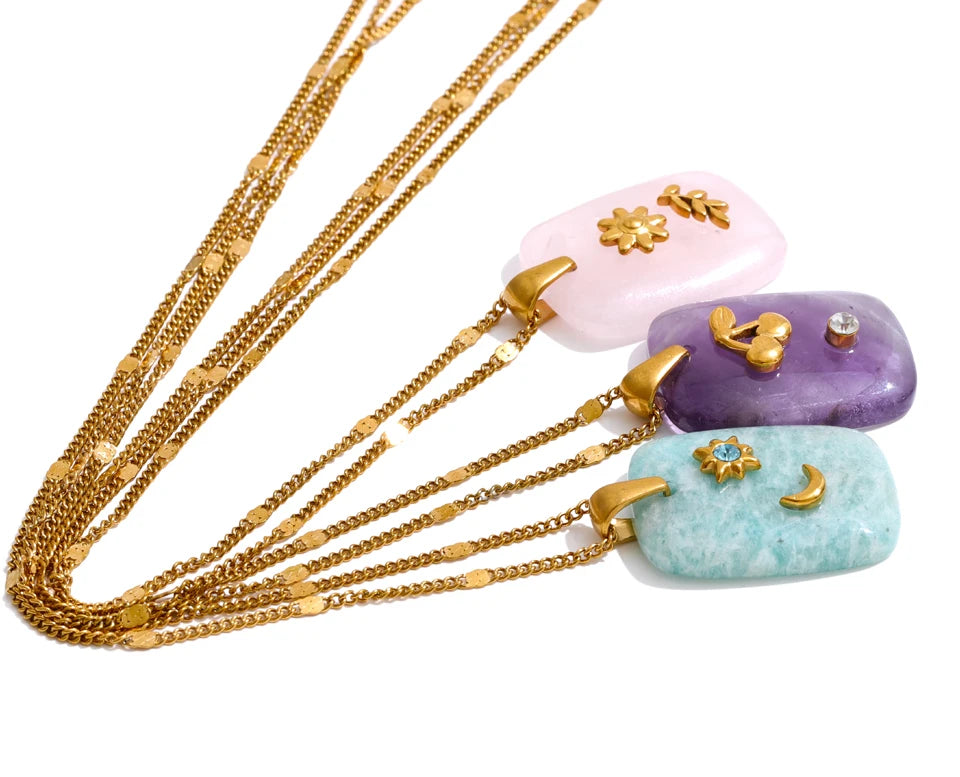 Pink natural stone star necklace in gold-plated stainless steel with natural stone.