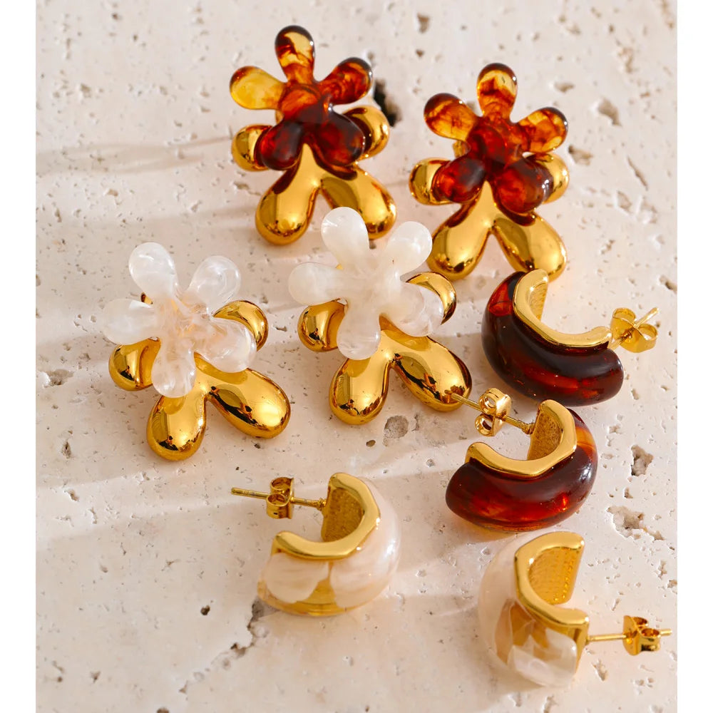 Resin multi-color geometric earrings in gold-plated stainless steel with resin.