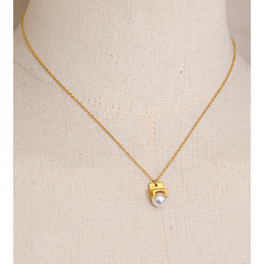 Pearl geometric necklace in gold-plated stainless steel with pearl.