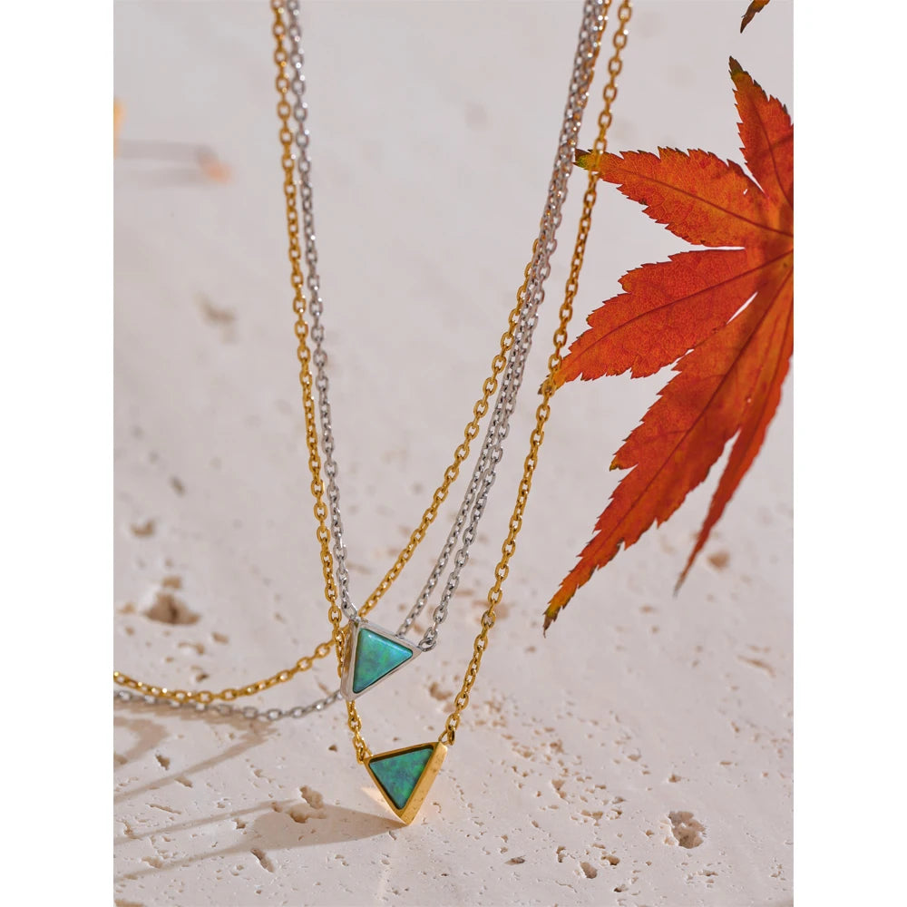 Natural stone geometric necklace in gold-plated stainless steel with natural stone.