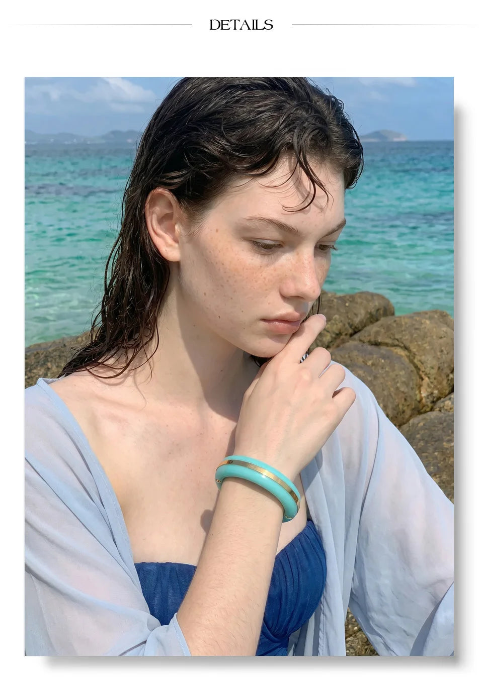 Resin acrylic geometric bracelet in gold-plated stainless steel with resin and acrylic.