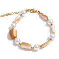 Pearl resin beaded necklace in gold-plated stainless steel with pearl and resin.