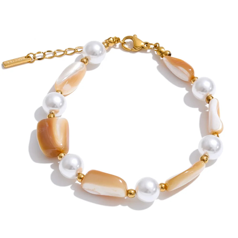 Pearl resin beaded necklace in gold-plated stainless steel with pearl and resin.
