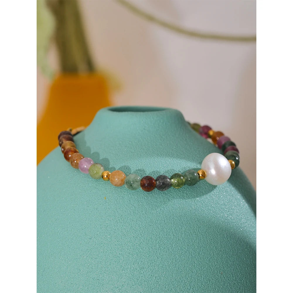 Pearl natural stone beaded bracelet in gold-plated stainless steel with pearl and natural stone.
