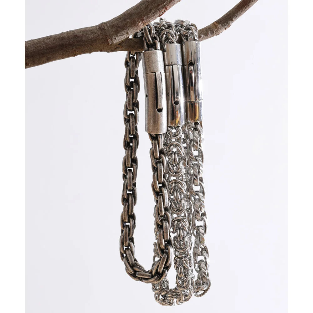 Geometric chain necklace in gold-plated stainless steel.