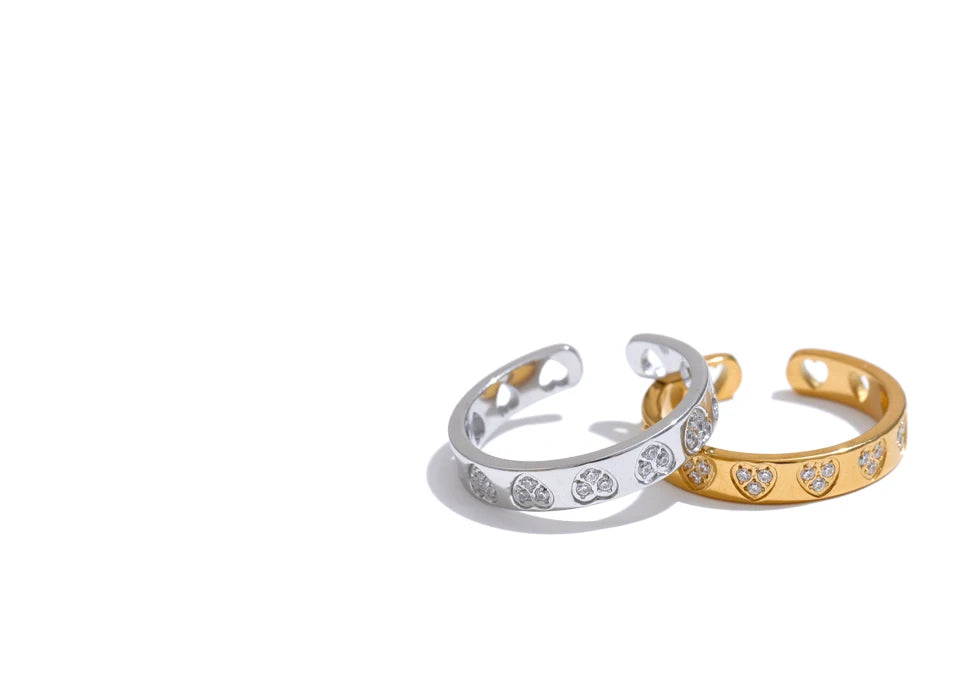 Cubic zirconia heart ring in gold-plated stainless steel with cubic zirconia.