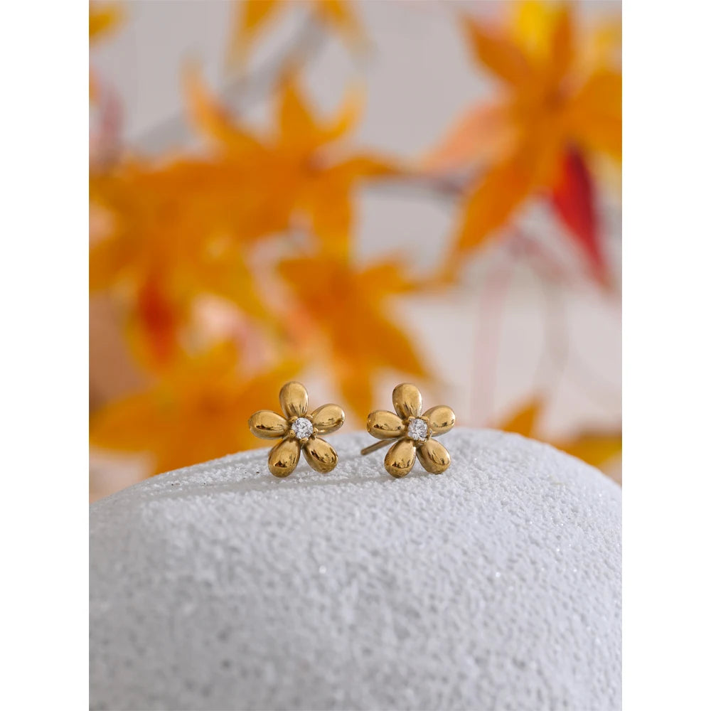 Cubic zirconia flower earrings in gold-plated stainless steel with cubic zirconia.