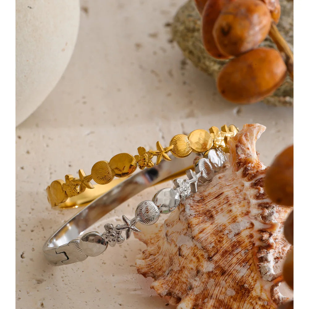 Flower star geometric bracelet in gold-plated stainless steel.