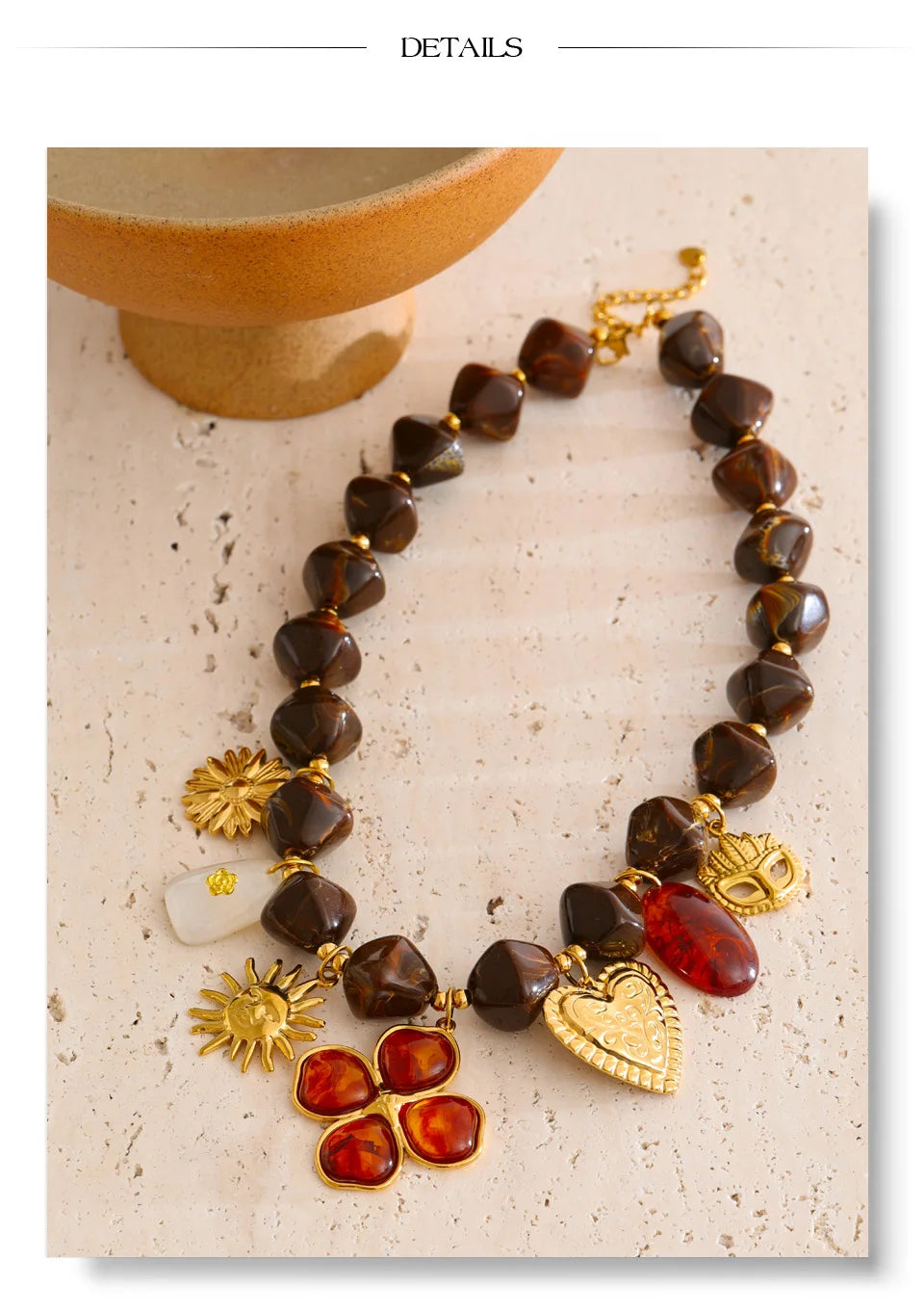Resin acrylic heart necklace in gold-plated stainless steel with resin and acrylic.