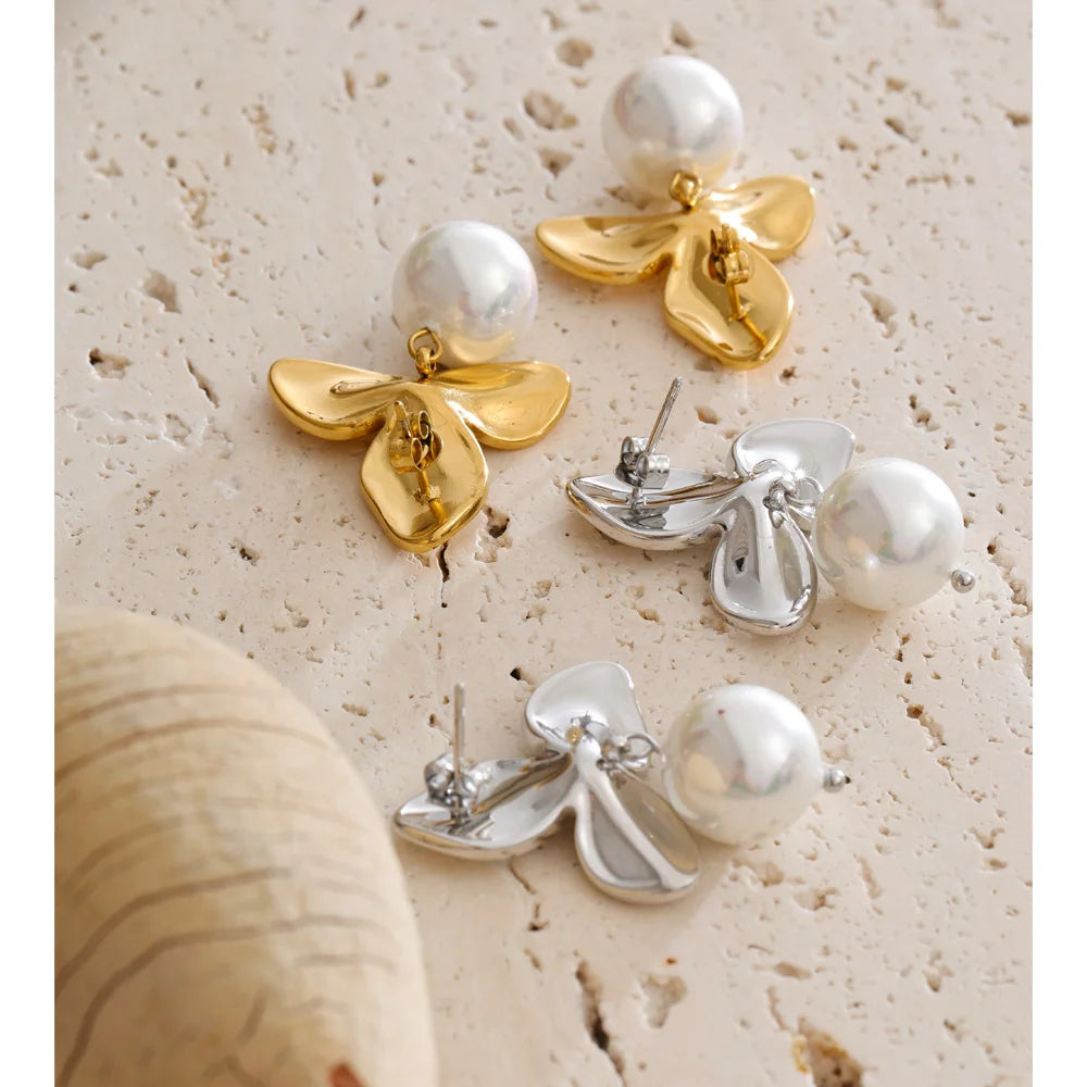 Pearl flower earrings in gold-plated stainless steel with pearl.