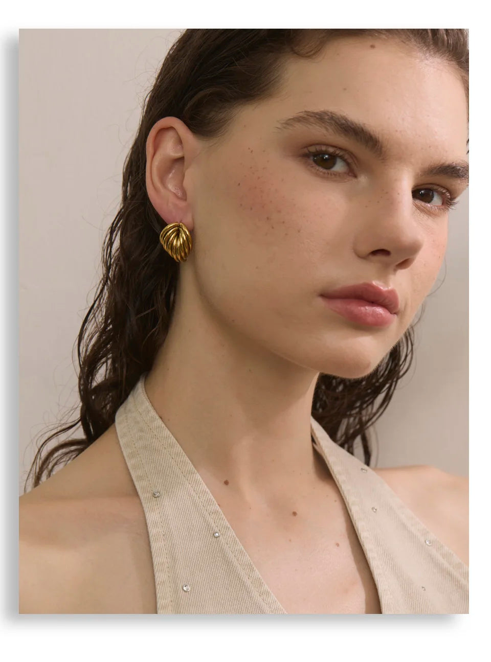 Geometric earrings in gold-plated stainless steel.