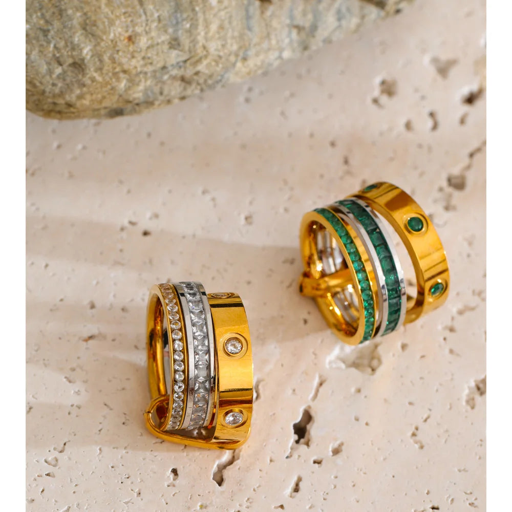 White cubic zirconia geometric ring in 18K gold-plated stainless steel with cubic zirconia.