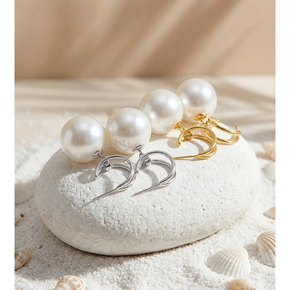 Pearl beaded geometric earrings in gold-plated stainless steel with pearl.