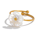 Shell flower geometric ring in 18K gold-plated stainless steel with shell.