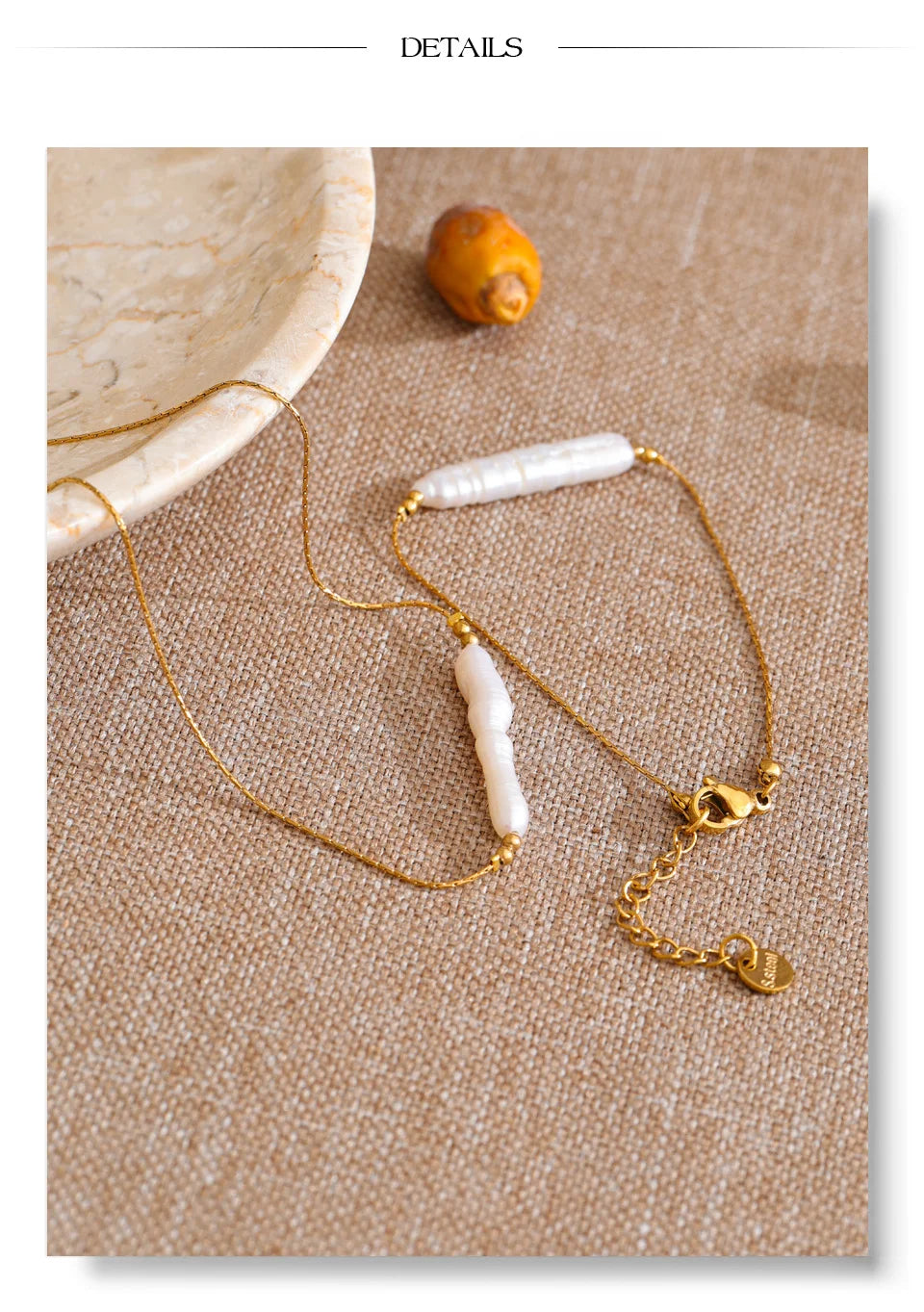 Freshwater pearl geometric chain necklace in gold-plated stainless steel with freshwater pearl.