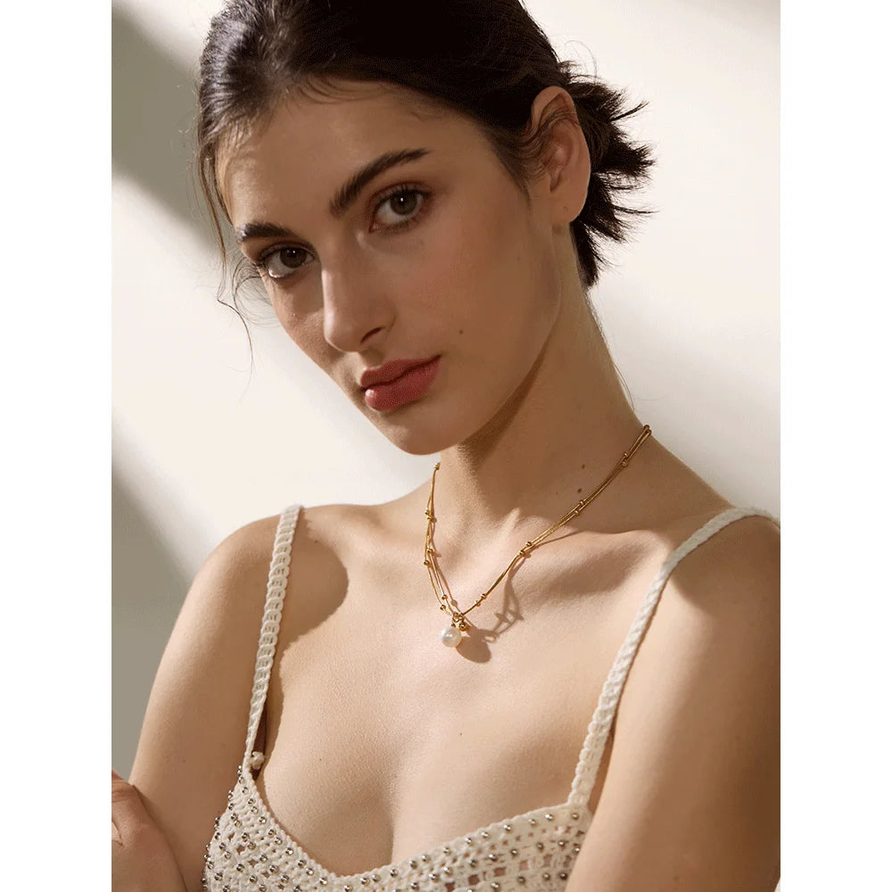 Pearl beaded geometric necklace in gold-plated stainless steel with pearl.