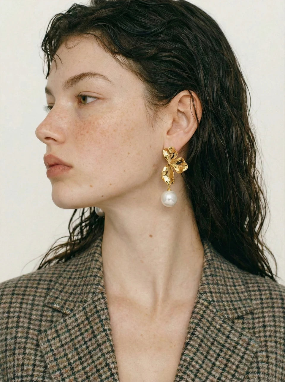 Pearl flower earrings in gold-plated stainless steel with pearl.
