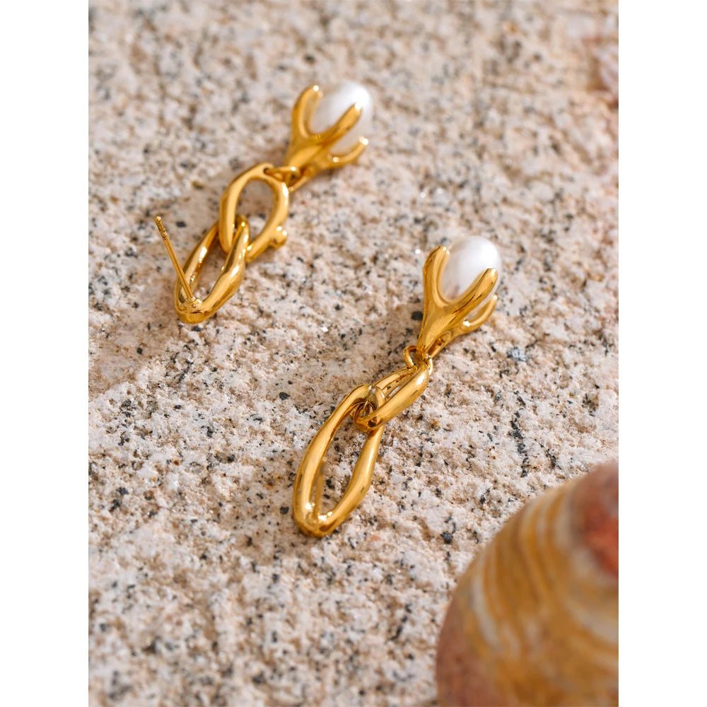 Pearl geometric earrings in gold-plated stainless steel with pearl.