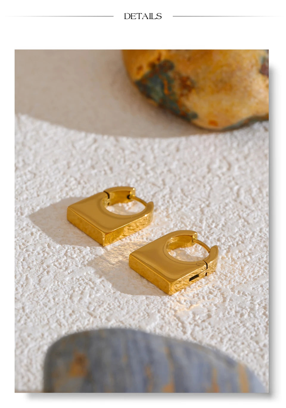 Geometric earrings in gold-plated stainless steel.