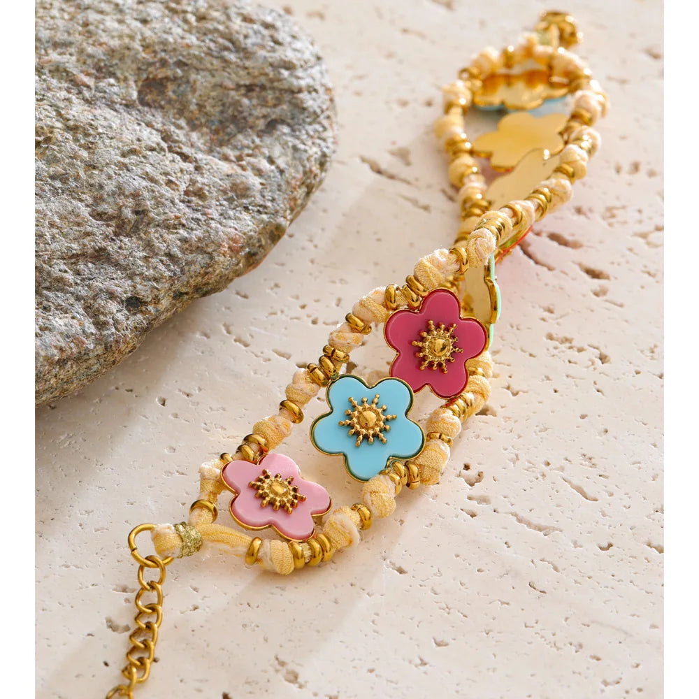 Resin flower multi-color necklace in gold-plated stainless steel with resin.