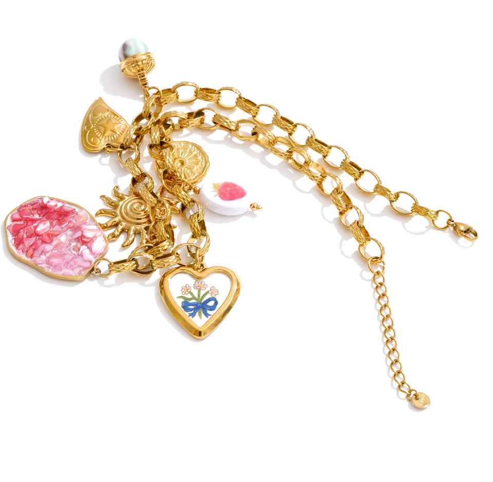 Shell resin heart necklace in gold-plated stainless steel with shell and resin.