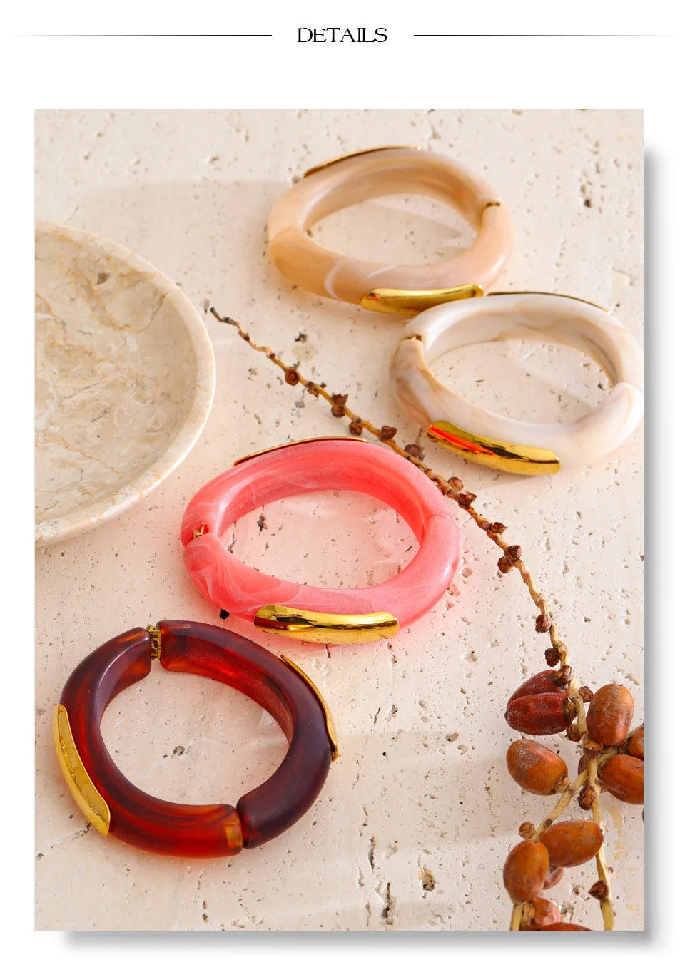 Resin acrylic multi-color bracelet in gold-plated stainless steel with resin and acrylic.