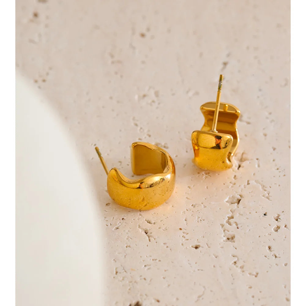 Geometric earrings in gold-plated stainless steel.