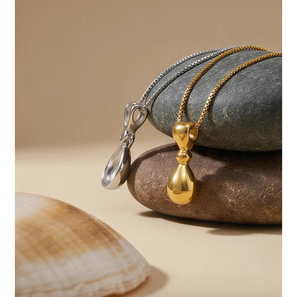 Geometric necklace in gold-plated stainless steel.