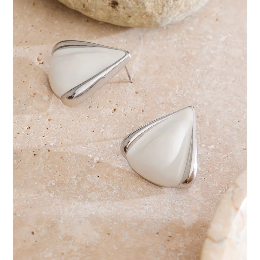 Black pearl geometric earrings in gold-plated stainless steel with pearl.
