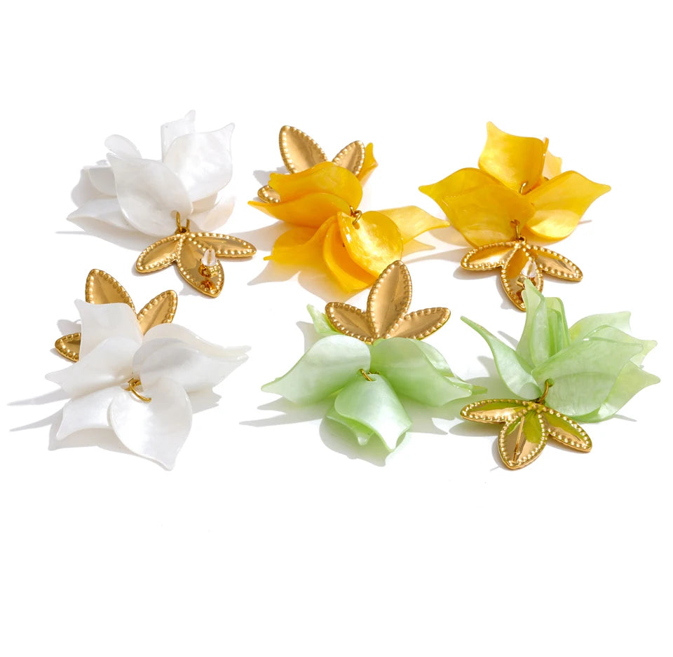 White resin acrylic earrings in gold-plated stainless steel with resin and acrylic.