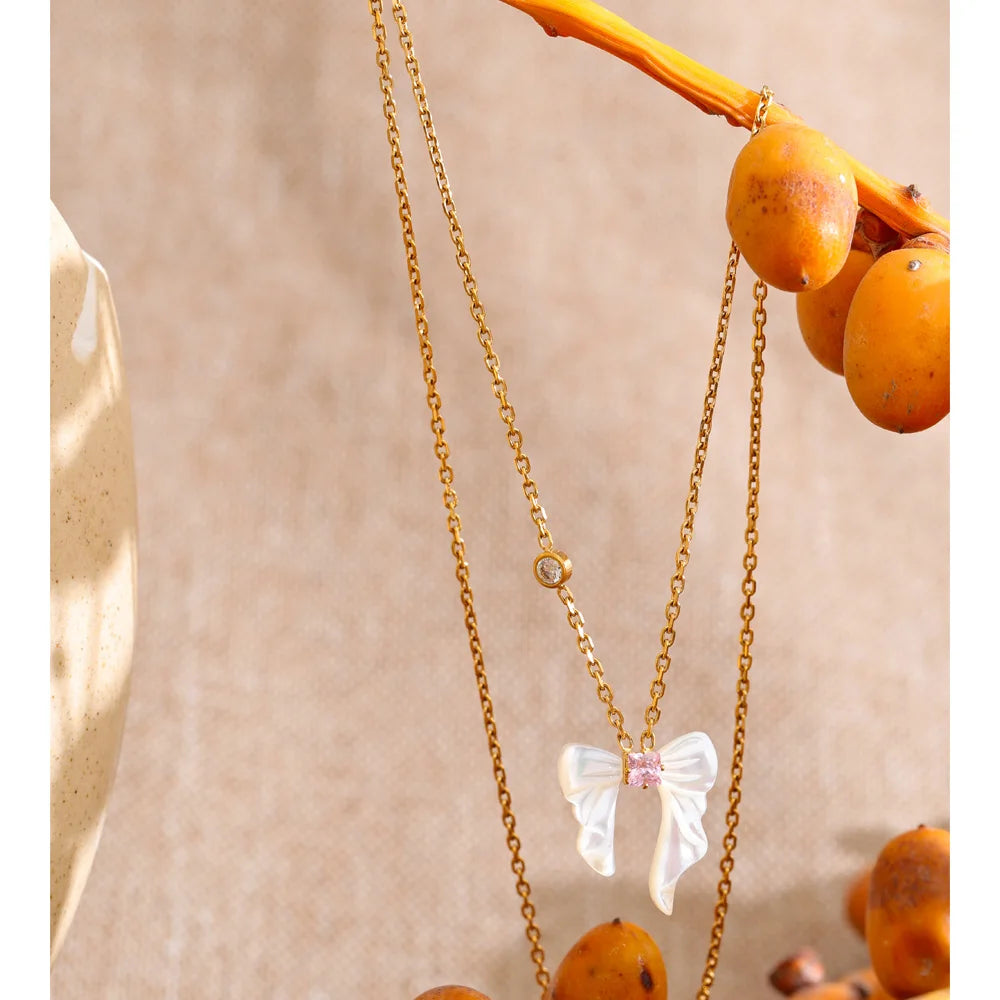 Shell butterfly necklace in gold-plated stainless steel with shell.