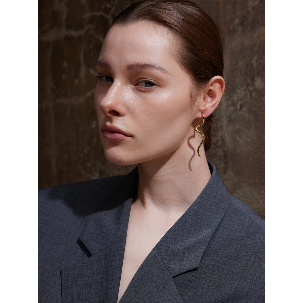 Minimalist geometric earrings in gold-plated stainless steel.