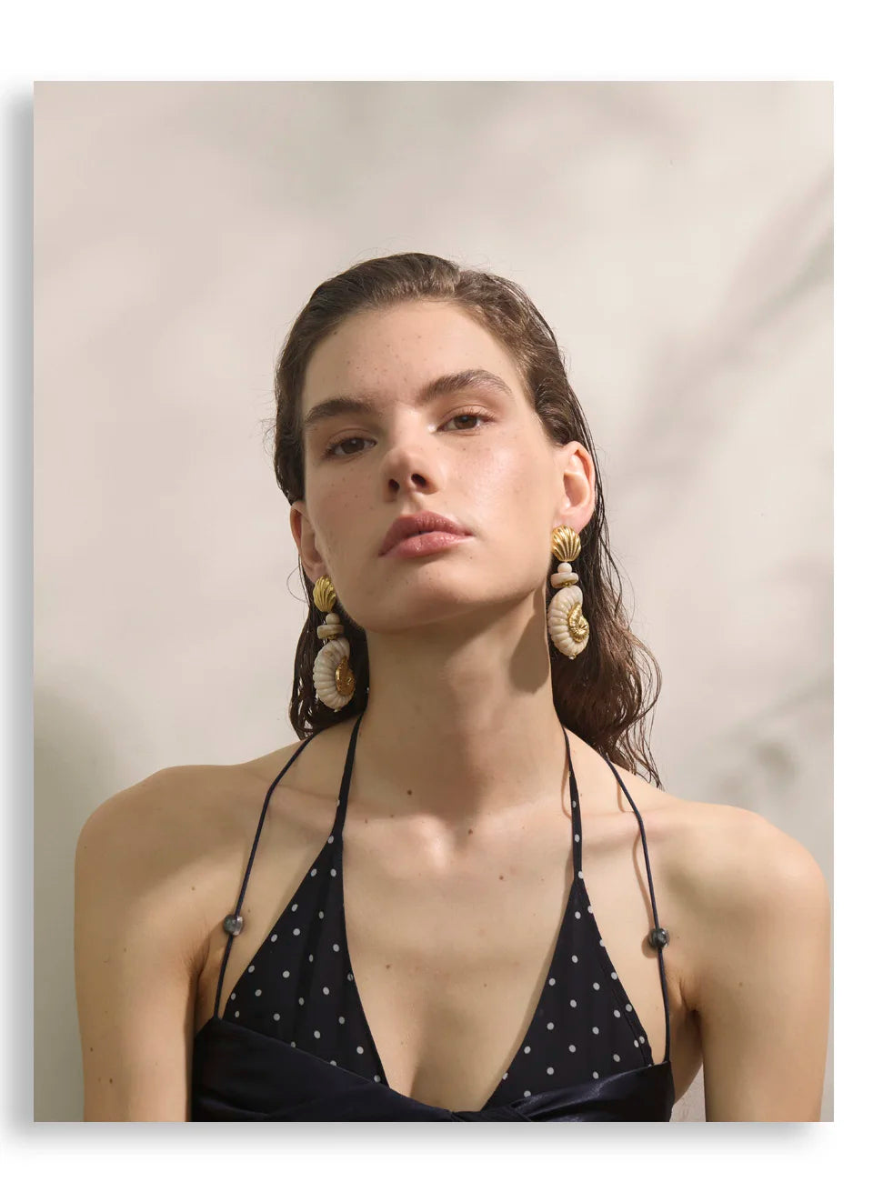 Shell resin geometric earrings in gold-plated stainless steel with shell and resin.