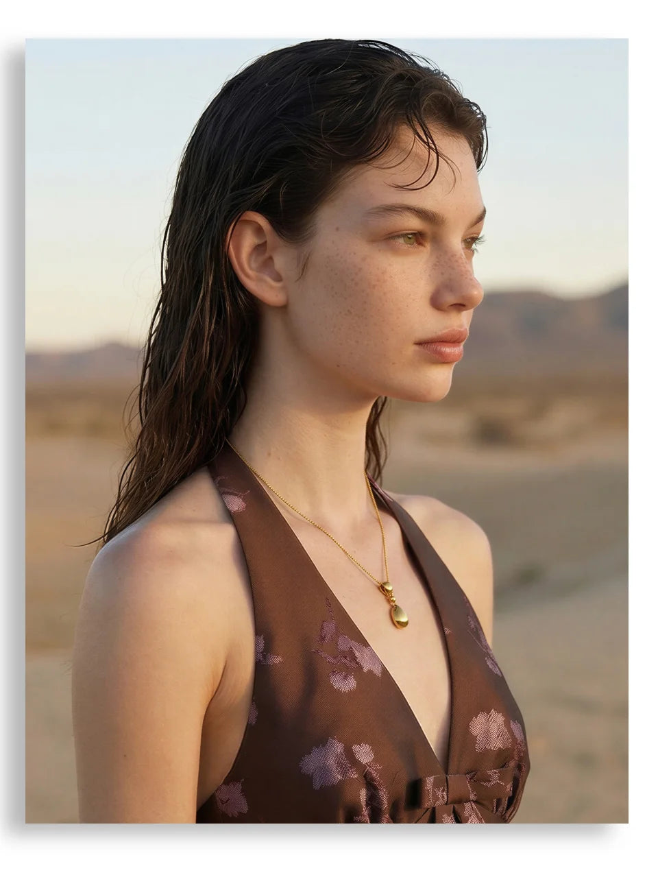 Geometric necklace in gold-plated stainless steel.