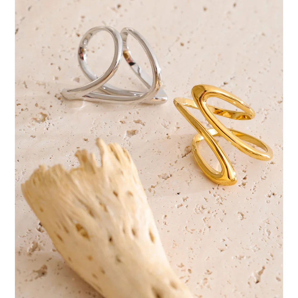Minimalist geometric ring in gold-plated stainless steel.