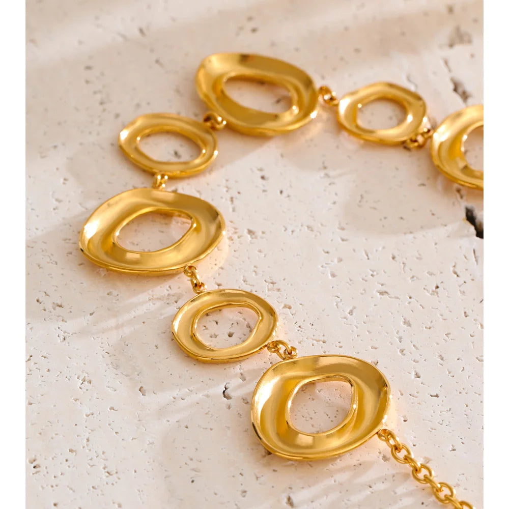 Cubic zirconia geometric chain necklace in gold-plated stainless steel with cubic zirconia.