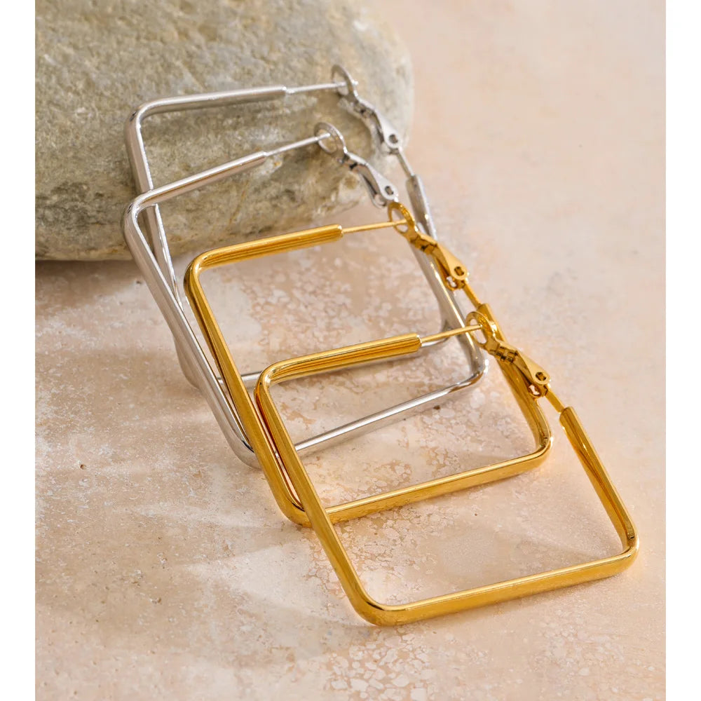 Geometric earrings in gold-plated stainless steel.