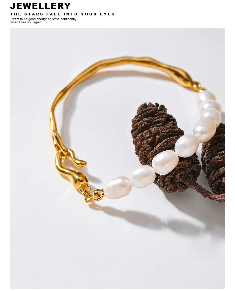 Freshwater pearl geometric bracelet in 18K gold-plated stainless steel with freshwater pearl.