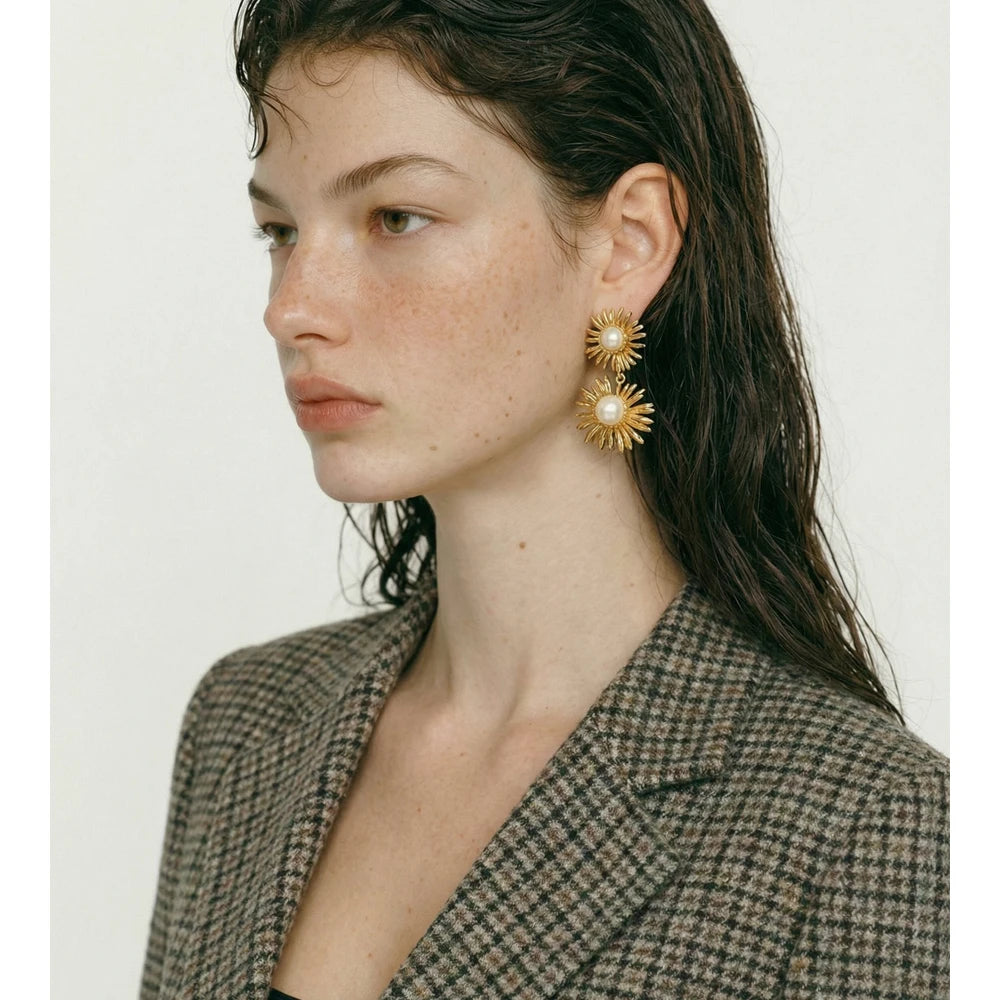 Pearl flower earrings in gold-plated stainless steel with pearl.