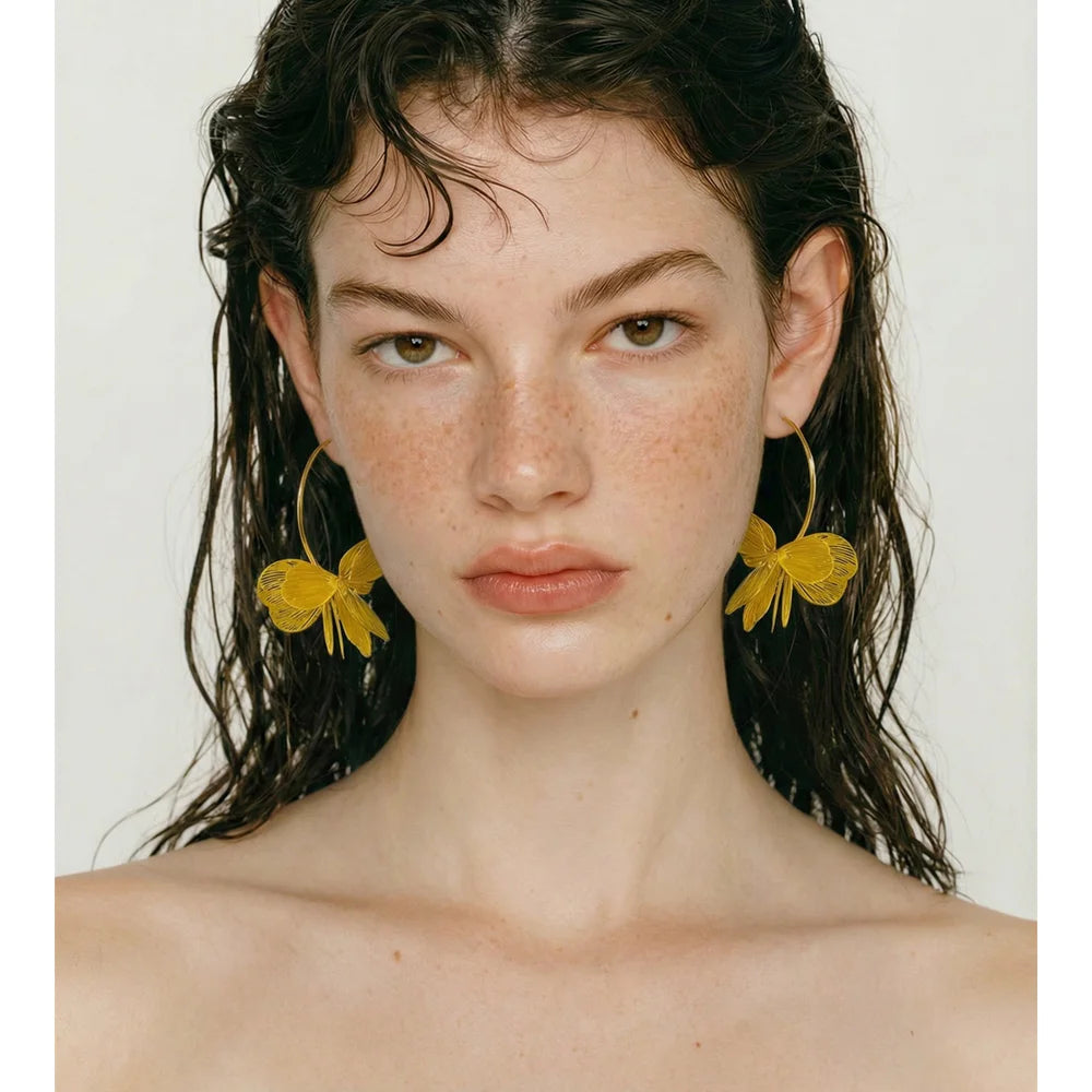 Flower earrings in gold-plated stainless steel.