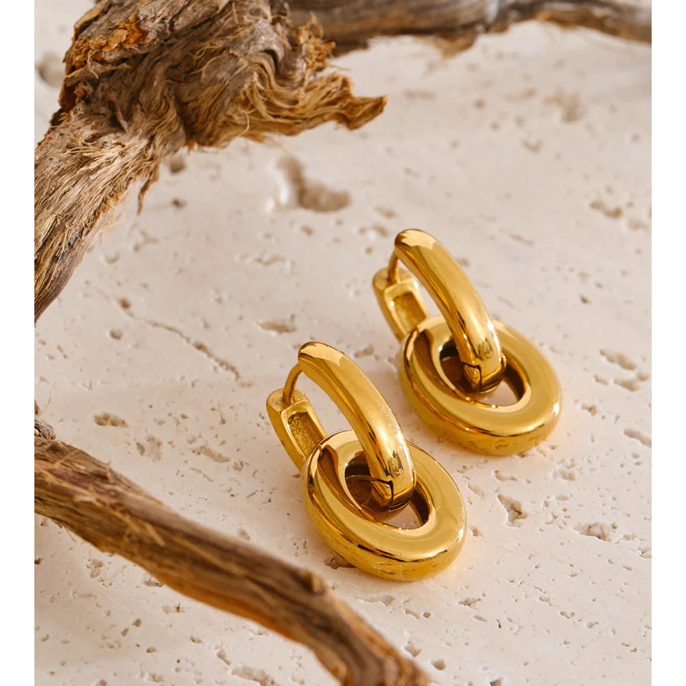 Geometric earrings in gold-plated stainless steel.