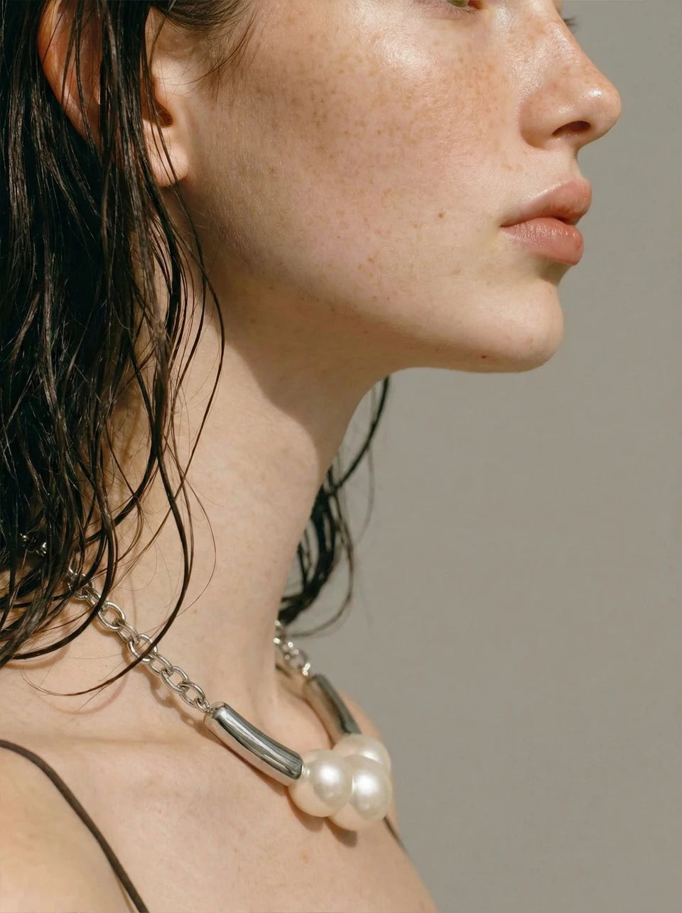 Pearl beaded geometric necklace in gold-plated stainless steel with pearl.