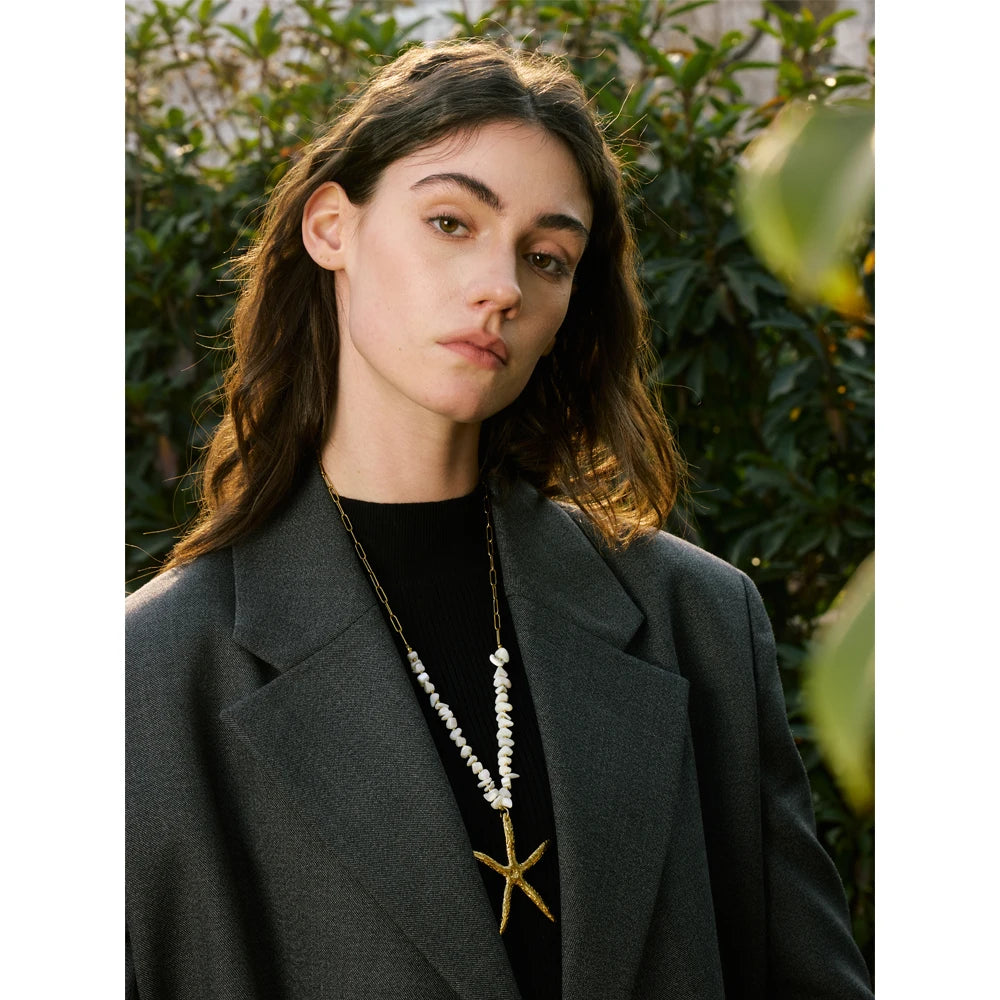 Shell star chain necklace in gold-plated stainless steel with shell.