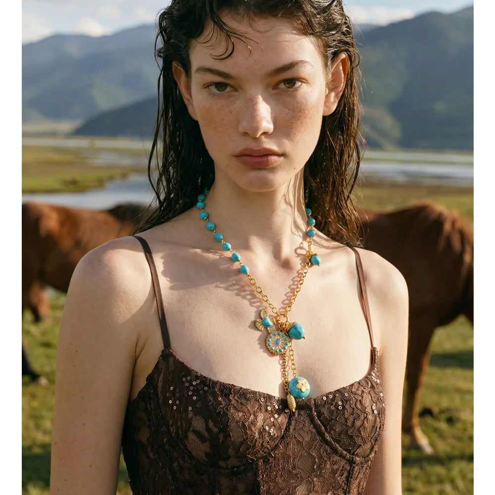 Natural stone flower geometric necklace in gold-plated stainless steel with natural stone.