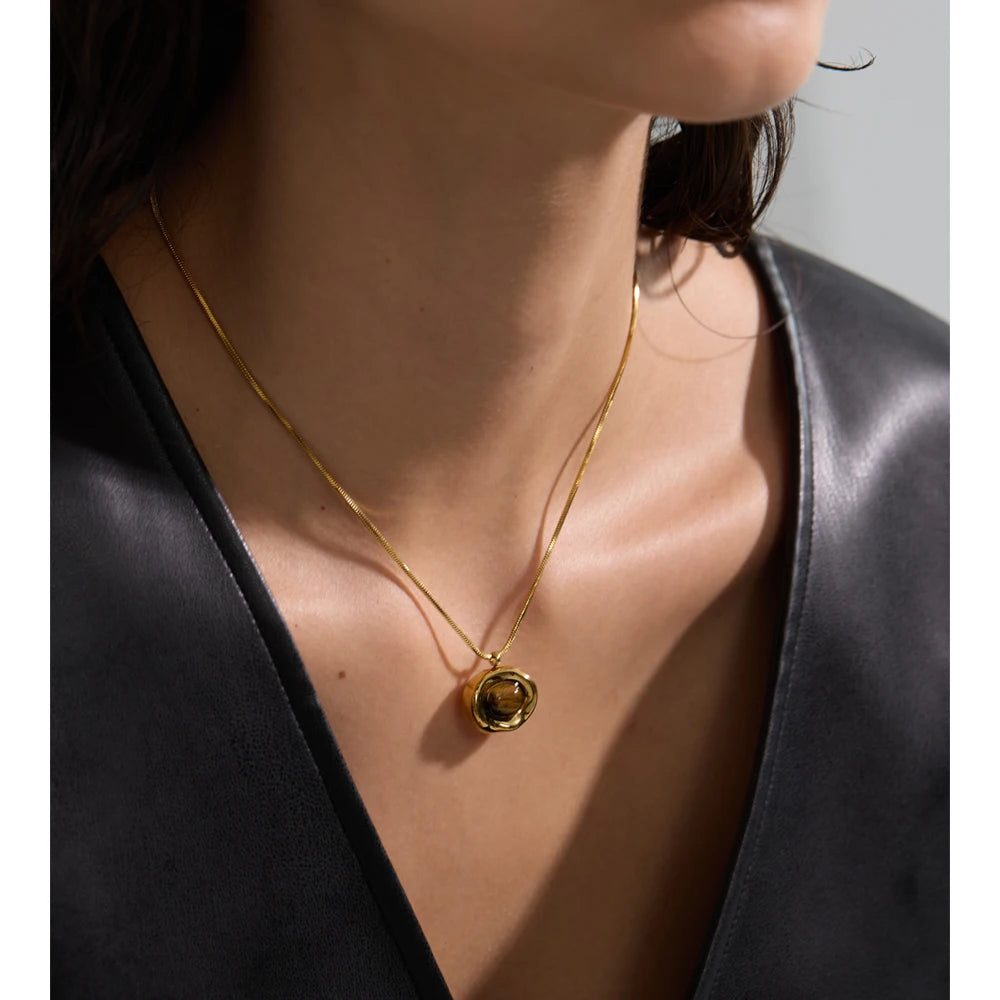 Natural stone geometric necklace in gold-plated stainless steel with natural stone.
