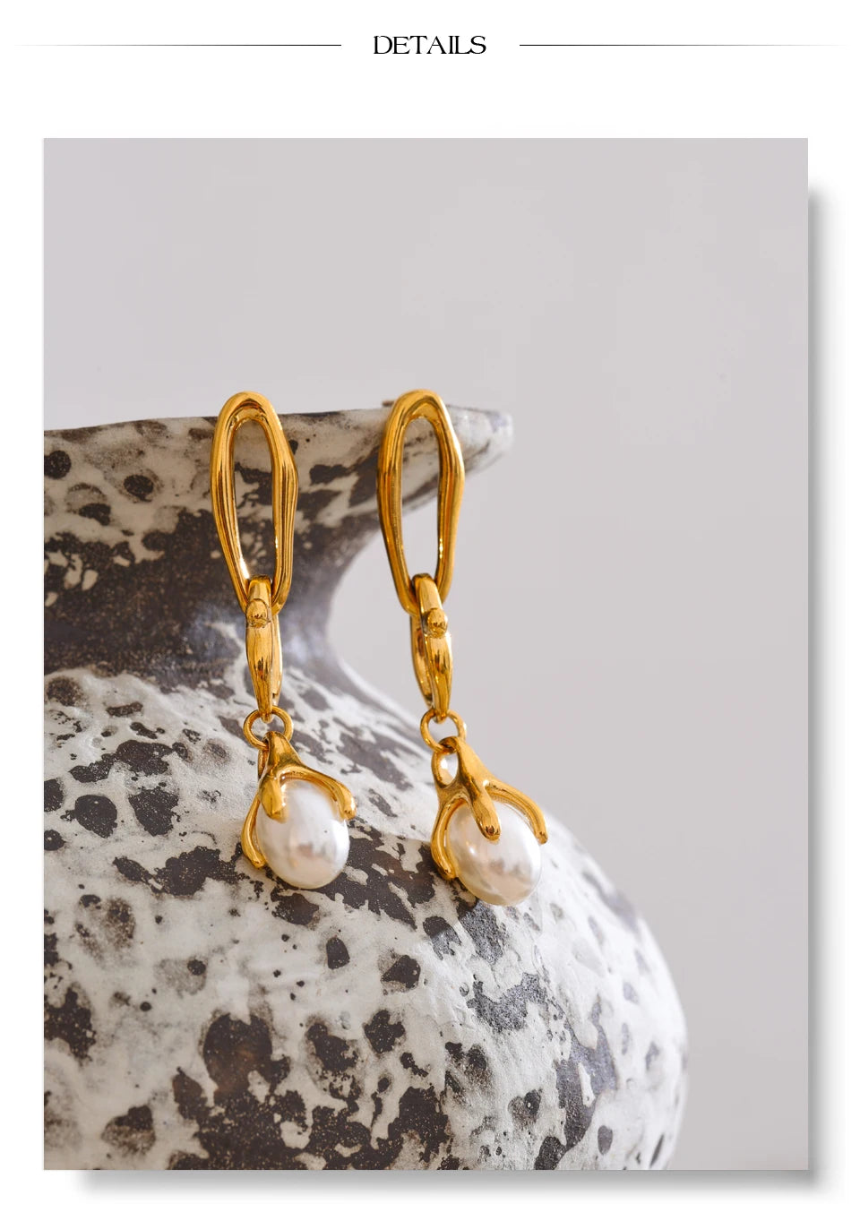 Pearl geometric earrings in gold-plated stainless steel with pearl.