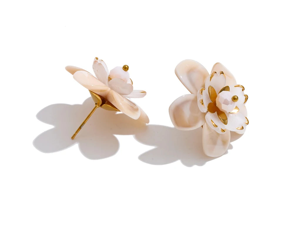 Resin flower earrings in gold-plated stainless steel with resin.