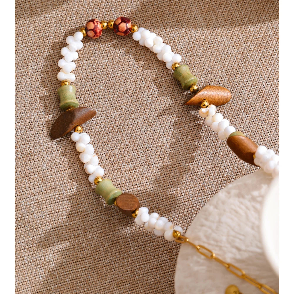 Shell beaded geometric necklace in gold-plated stainless steel with shell.